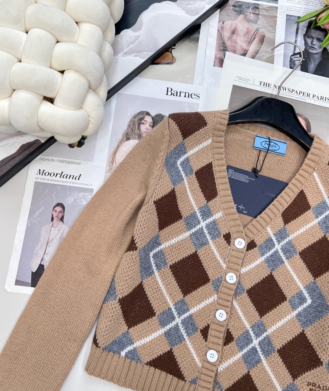 🆕Prada2025新款菱格针织V领开衫，定制YB羊毛纱线织造 质感细腻 柔软舒适 V领针织开衫剪裁 领