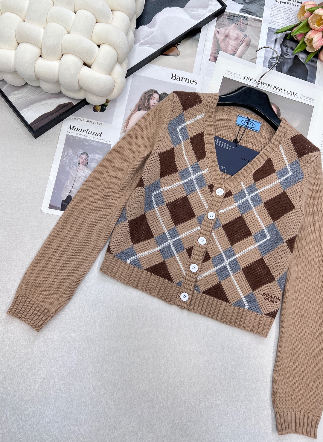 🆕Prada2025新款菱格针织V领开衫，定制YB羊毛纱线织造 质感细腻 柔软舒适 V领针织开衫剪裁 领