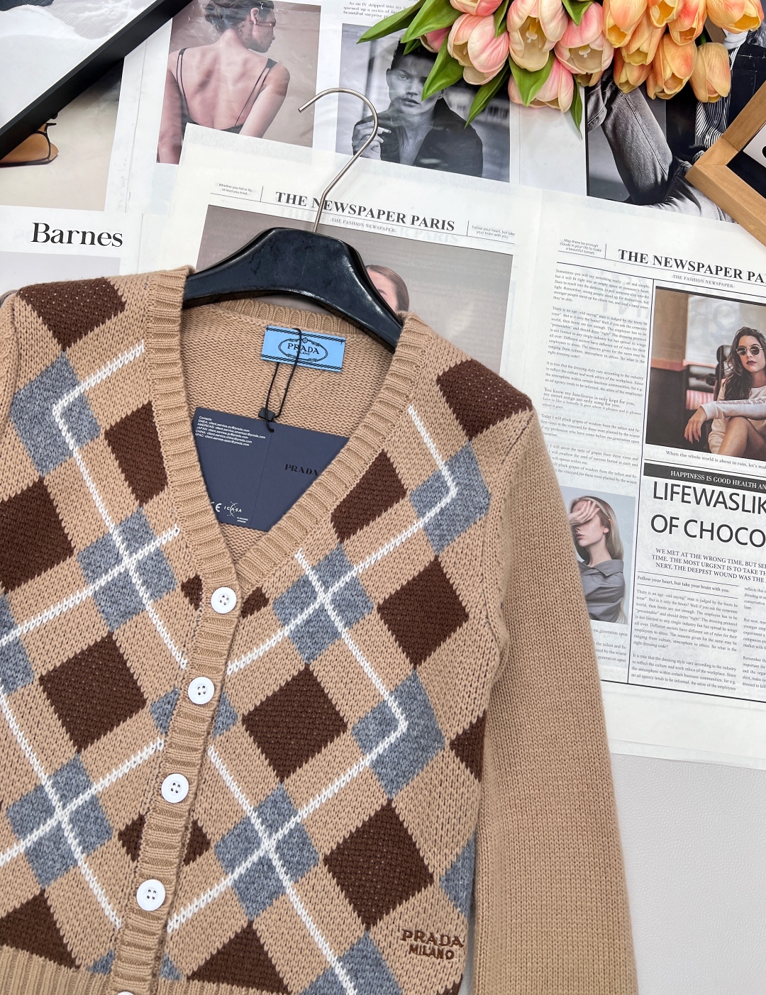 🆕Prada2025新款菱格针织V领开衫，定制YB羊毛纱线织造 质感细腻 柔软舒适 V领针织开衫剪裁 领