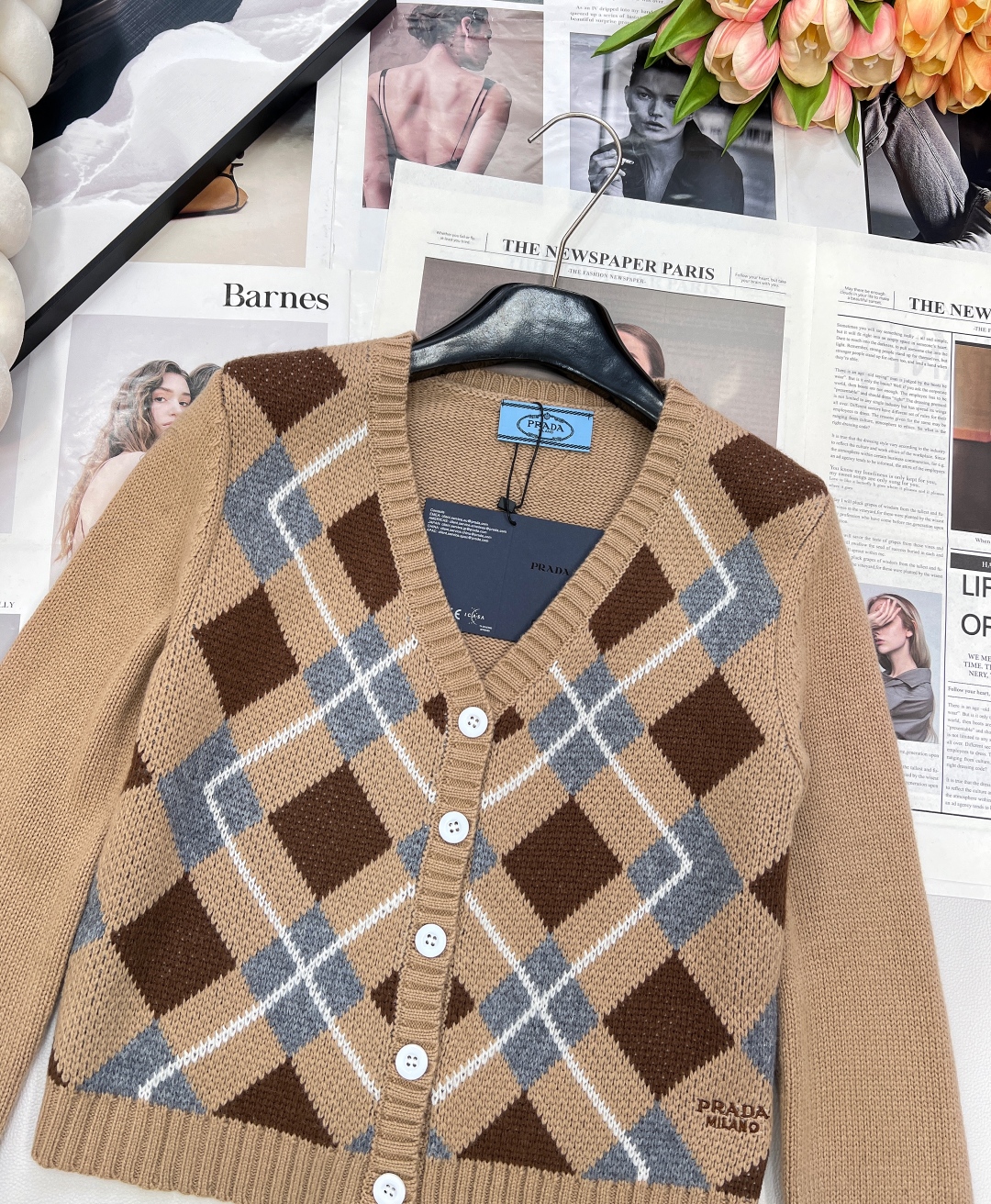 🆕Prada2025新款菱格针织V领开衫，定制YB羊毛纱线织造 质感细腻 柔软舒适 V领针织开衫剪裁 领