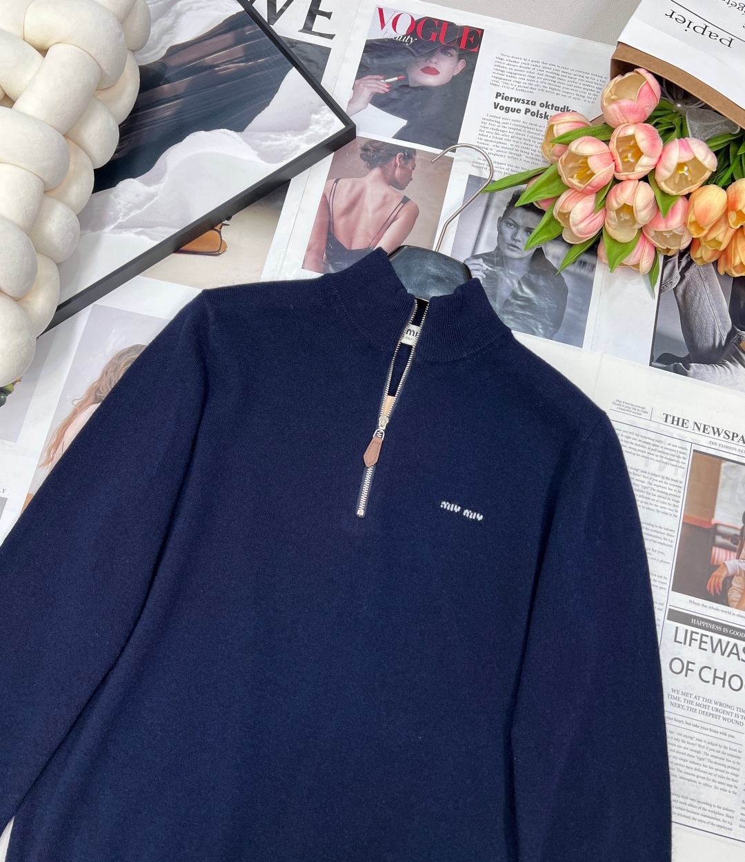 🆕Miumiu25Fw秋冬新款徽标半拉链羊毛针织毛衣丨⚠独家yb开发！高版出品！采用💯%山羊毛面料，手肘