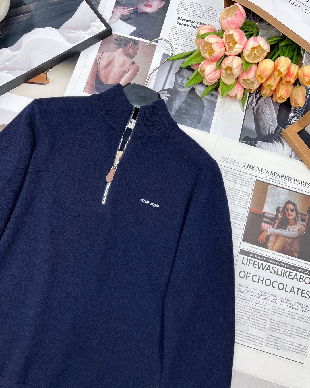 🆕Miumiu25Fw秋冬新款徽标半拉链羊毛针织毛衣丨⚠独家yb开发！高版出品！采用💯%山羊毛面料，手肘