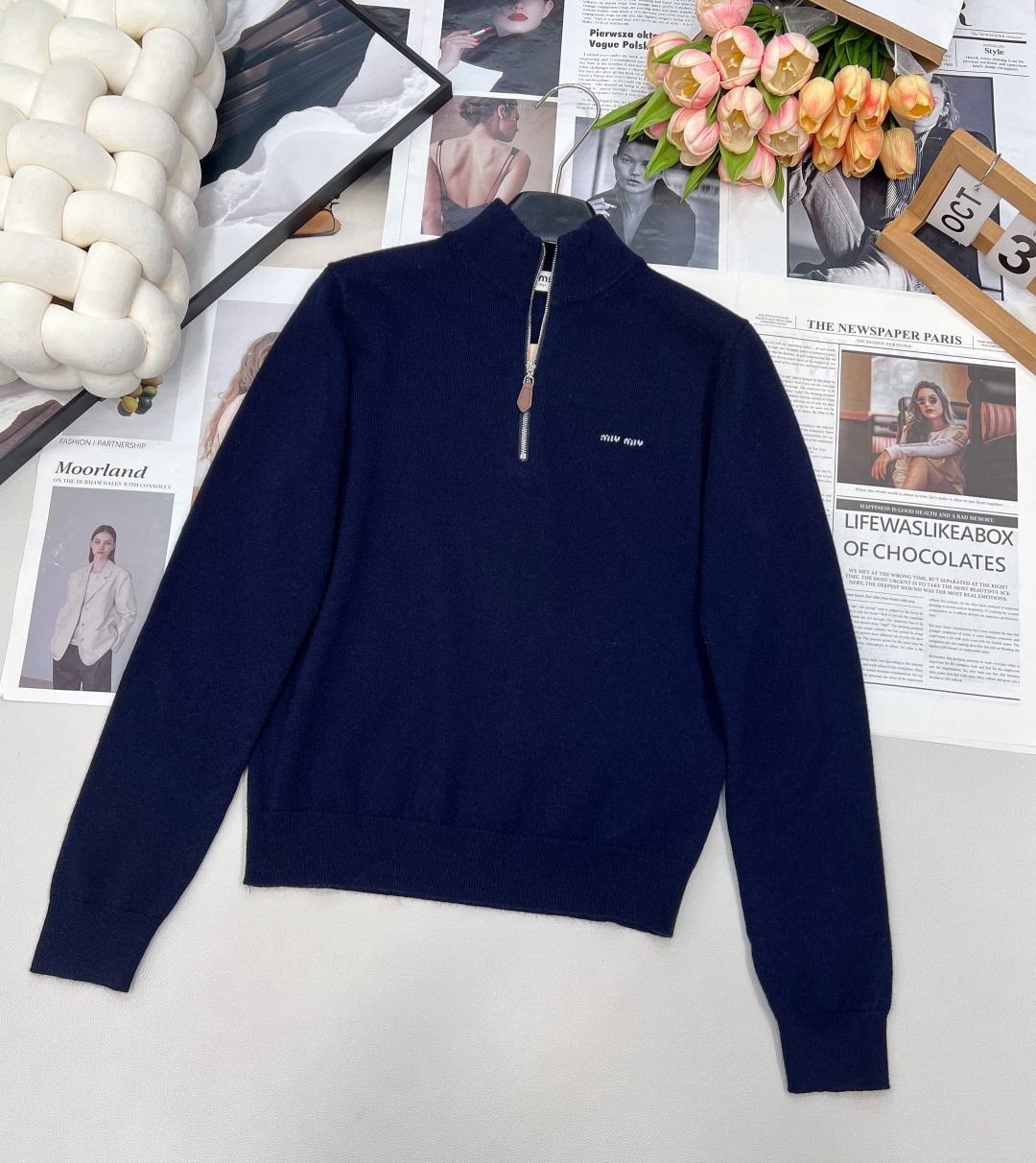 NO:493775,Miumiu25Fw autumn and winter new logo semi-zipped wool knitted sweater丨Exclusive yb development!  High-end production!  The goat wool fabric is made of goatskin contrasting colors, and the classic letters on the chest are embellished, showing the unique charm positioning of the brand. The loose and wide version is eye-catching and easy to wear, and the single-wear layering is super perfect!  Complete three standards, large-scale products, size sml code, miumiu, sweaters, sheepskin, alexander wang19860909Miumiu25Fw秋冬新款徽标半拉链羊毛针织毛衣丨独家yb开发！高版出品！采用山羊毛面料,手肘位置做羊皮撞色搭配,胸前经典字母点缀,彰显品牌独有的魅力定位,宽松阔版版型,吸睛穿搭轻松get,单穿叠搭超绝搭配！三标齐全,大货出 尺码sml 编码,,miumiu,sweaters,sheepskin,alexander wang,Women's clothing