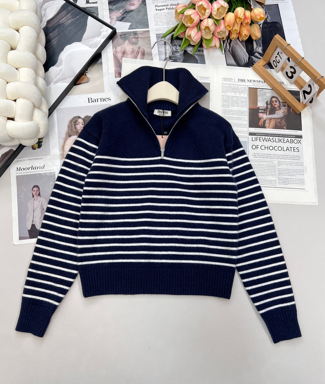 NO:493811,Miumiu25Fw early autumn new college-style atmosphere striped sweater丨Exclusive yb development!  High-end production!  The semi-zipper design and silhouette design are very Korean style!  Imported cashmere yarn has a thick texture and comfortable texture!  The back letter label design is girlish and elegant, and it is sweet!  The original customized classic style is versatile and not picky about the beauty of others!  The quality of workmanship depends on the details!  Three standards are complete and two colors, size sml, miumiu, sweaters, alexander wang19860909Miumiu25Fw早秋新款学院风氛围感条纹毛衣丨独家yb开发！高版出品！半拉链设计廓形设计很韩系风！进口山羊绒纱线质感厚实舒适！后背字母标签设计少女风气质减龄优雅不失甜美！原版定制经典版型百搭不挑人上身美的不要不要的！做工品质看细节！三标齐全两色出 尺码sml 编,,miumiu,sweaters,alexander wang,Women's clothing