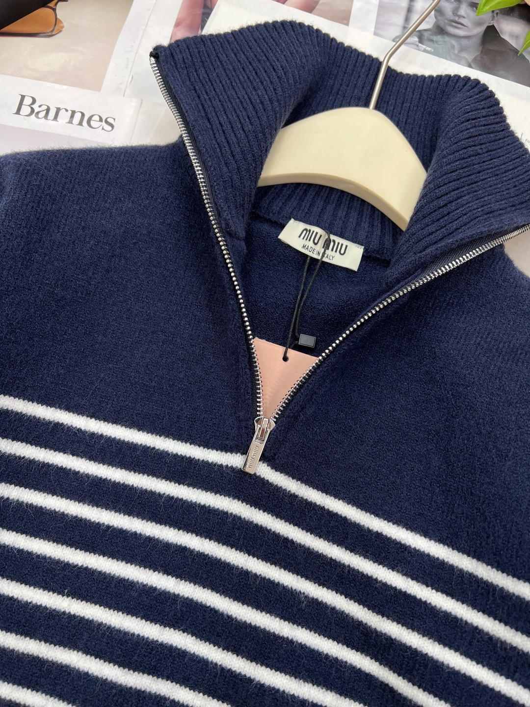 🆕Miumiu25Fw早秋新款学院风氛围感条纹毛衣丨⚠独家yb开发！高版出品！半拉链设计廓形设计很韩系风