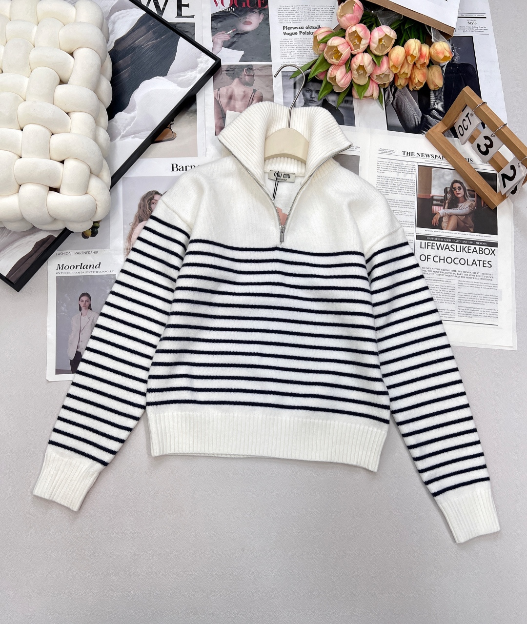 NO:493821,Miumiu25Fw early autumn new college-style atmosphere striped sweater丨Exclusive yb development!  High-end production!  The semi-zipper design and silhouette design are very Korean style!  Imported cashmere yarn has a thick texture and comfortable texture!  The back letter label design is girlish and elegant, and it is sweet!  The original customized classic style is versatile and not picky about the beauty of others!  The quality of workmanship depends on the details!  Three standards are complete and two colors. Size sml code M, miumiu, sweaters, alexander wang19860909Miumiu25Fw早秋新款学院风氛围感条纹毛衣丨独家yb开发！高版出品！半拉链设计廓形设计很韩系风！进口山羊绒纱线质感厚实舒适！后背字母标签设计少女风气质减龄优雅不失甜美！原版定制经典版型百搭不挑人上身美的不要不要的！做工品质看细节！三标齐全两色出 尺码sml 编码M,,miumiu,sweaters,alexander wang,Women's clothing