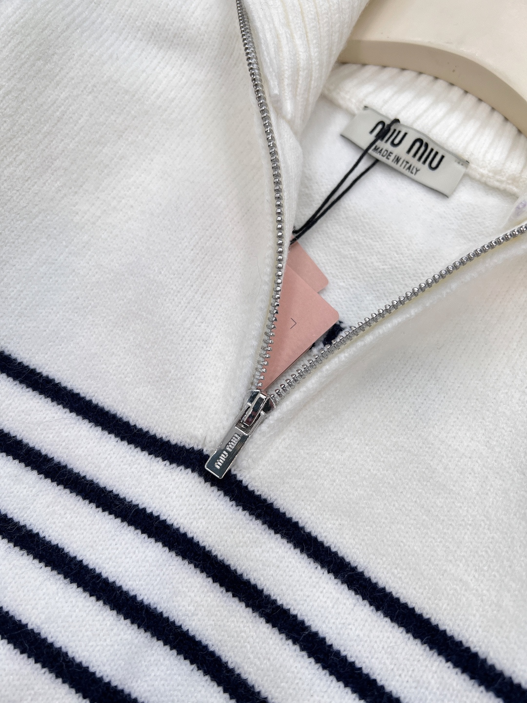 🆕Miumiu25Fw早秋新款学院风氛围感条纹毛衣丨⚠独家yb开发！高版出品！半拉链设计廓形设计很韩系风