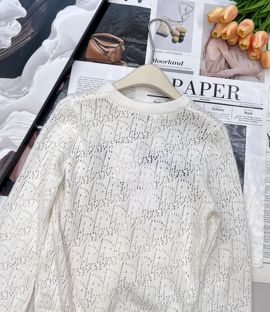 🆕 DIOR 镂空字母钩花针织长袖上衣，这款上衣针织衫是一款经典时尚的单品，德国机镂空交织编制，层层递进