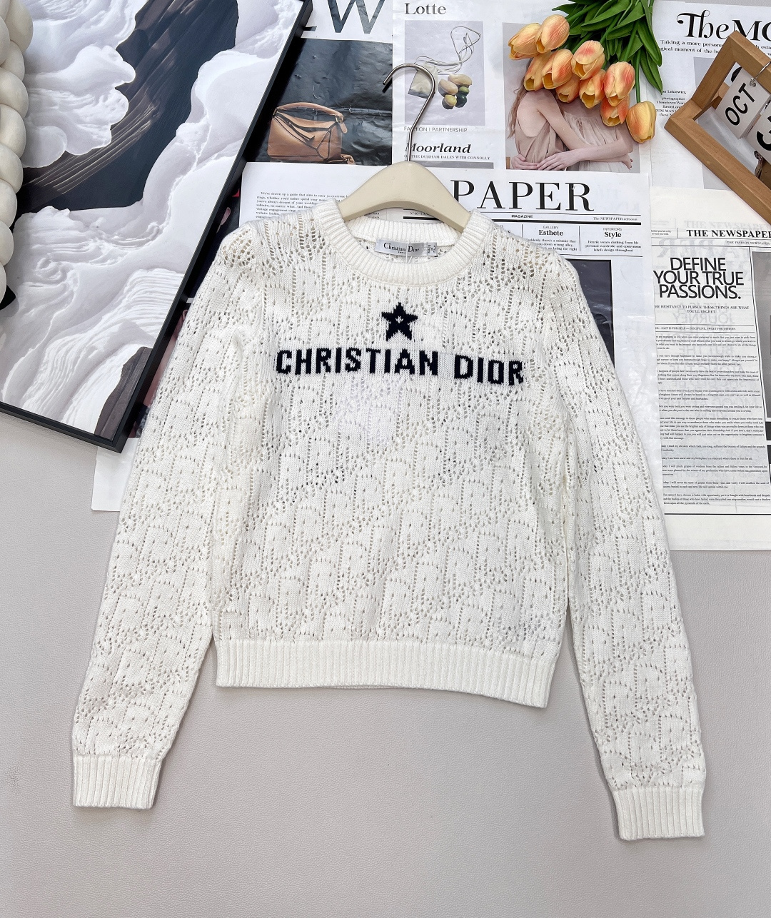 NO:493799,DIOR hollow letter crochet knitted long-sleeved top, this top knitted sweater is a classic and fashionable item, made by German machine hollow interwoven, layer by layer to retain breathable round holes, and the working hours of production are several times that of ordinary weaving!  It is carefully crafted with hollow knitted fabric, with delicate and comfortable texture~ The front is decorated with Dior Lucky Stars and Dior's iconic inlay. The classic round neck style looks super slim on the upper body, with wide and stylish upper body, slightly loose ~ You can match it with jeans or skirts to create a fashionable look. A refreshing hollow knitted top, a fashionable upper body, and any matching is complete with three high-end three-standards, three colors. Size sml code, dior, skirts, jeans, alexander wang19860909DIOR 镂空字母钩花针织长袖上衣,这款上衣针织衫是一款经典时尚的单品,德国机镂空交织编制,层层递进保留透气圆洞,制作的工时是普通织法的数倍！ 采用镂空针织面料精心制作,质感细腻舒适～ 正面饰以Dior幸运星星和Dior标志性嵌花 经典圆领版型上身超显瘦,上身挺阔有型,微微宽松～ 可以搭配牛仔裤或者半身裙搭配,打造时尚造型 清清爽爽的镂空针织上衣、上身大气时髦,随便搭配都高级三标齐全,三色出 尺码sml 编码,,dior,skirts,jeans,alexander wang,Women's clothing