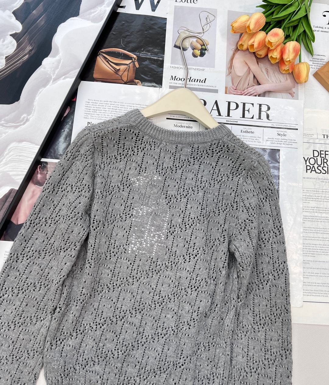 🆕 DIOR 镂空字母钩花针织长袖上衣，这款上衣针织衫是一款经典时尚的单品，德国机镂空交织编制，层层递进