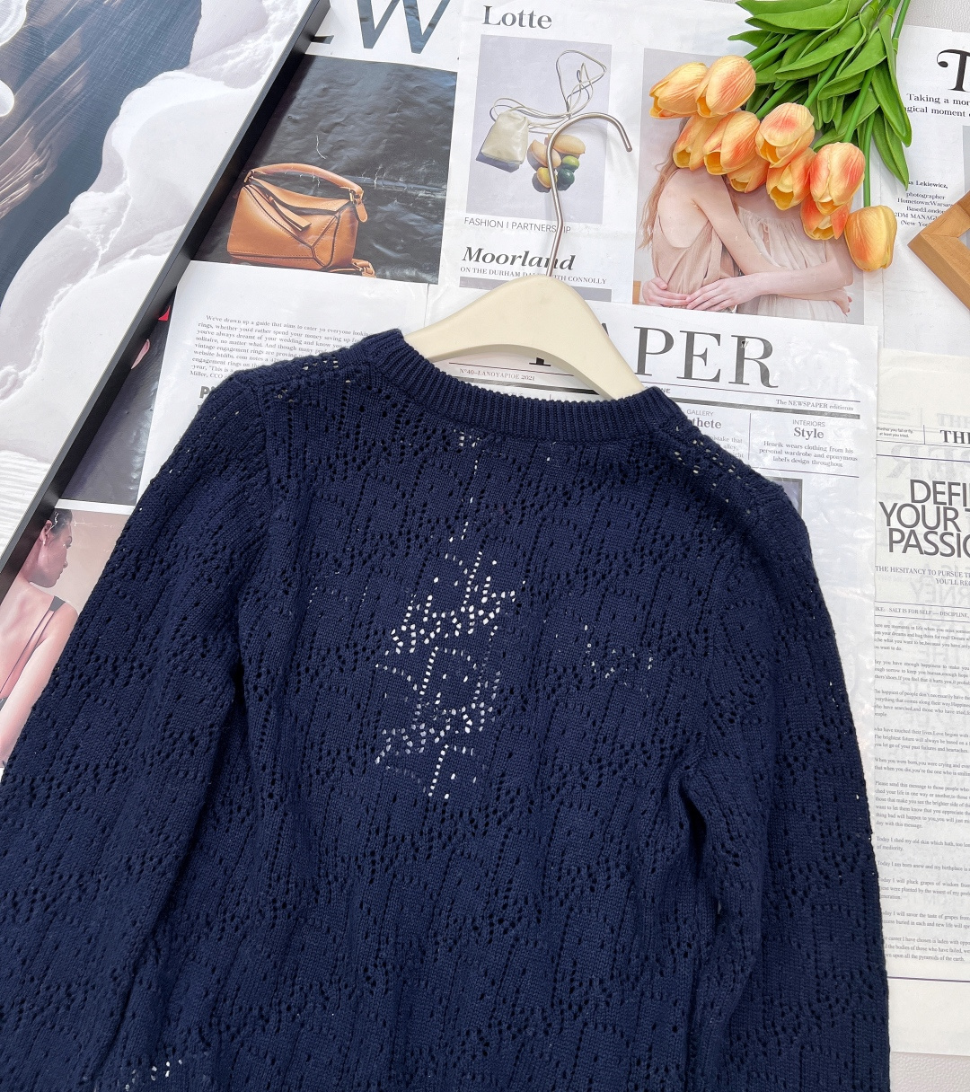 🆕 DIOR 镂空字母钩花针织长袖上衣，这款上衣针织衫是一款经典时尚的单品，德国机镂空交织编制，层层递进