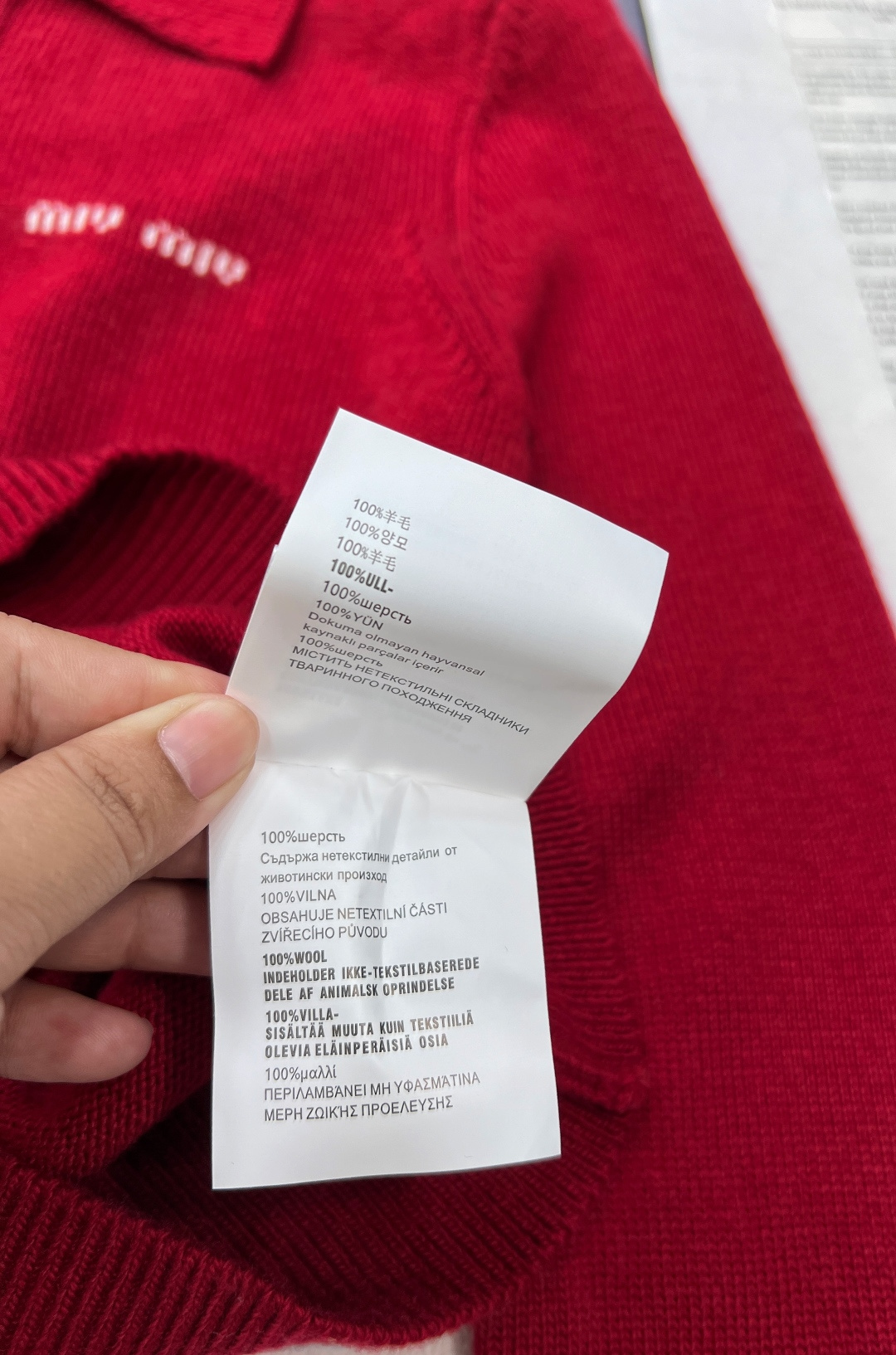 🆕Miumiu25FW秋冬新款酒红色长袖羊毛Polo针织毛衣丨高版出品！将复古与甜酷巧妙融合。柔糯羊毛自