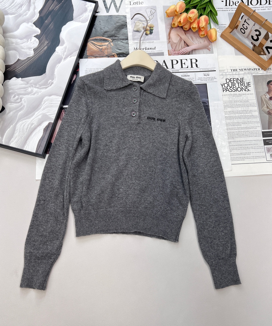 NO:493843,Miumiu25FW autumn and winter new wine red long-sleeved wool Polo knitted sweater丨High-end production!  Cleverly blend retro and sweetness. Soft wool comes with a light and fluffy texture. The classic Polo collar is paired with single-row buttons, which is simple and exquisite. The iconic logo embroidery on the chest points out the brand identity, the delicate weaving is looming, and the burgundy tone is rich and white. It can not only create a college style, but also layer it to interpret the elegant layering. It is an eye-catching item in the autumn wardrobe that combines comfort and high-end feeling. Two colors are out of size sml code M,,miumiu,sweaters,alexander wang19860909Miumiu25FW秋冬新款酒红色长袖羊毛Polo针织毛衣丨高版出品！将复古与甜酷巧妙融合.柔糯羊毛自带轻盈蓬松质感,经典 Polo 领搭配单排纽扣,简约中透着精致；胸前标志性 Logo 刺绣点明品牌身份,细腻织法若隐若现,酒红色调浓郁又显白,既能单穿打造学院风造型,也可叠穿诠释优雅层次感,是秋日衣橱里兼具舒适与高级感的吸睛单品.两色出 尺码sml 编码M,,miumiu,sweaters,alexander wang,Women's clothing