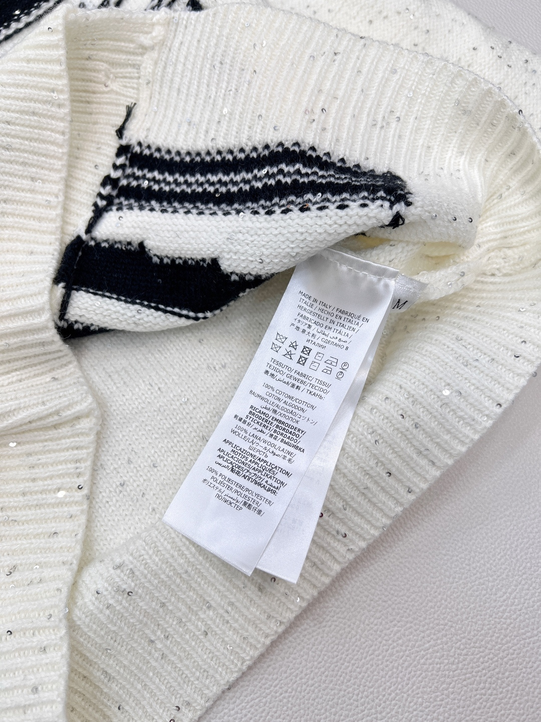 🆕BALMAIN25SS早秋新款黑白拼接亮片针织开衫，经典的黑白两色作为主色调，这两种永不过时的颜色相互