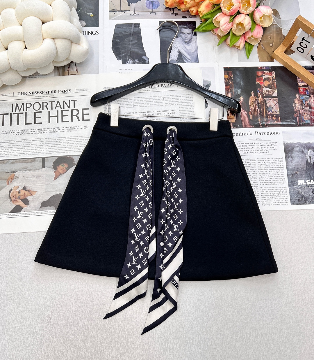 NO:493876,Louis Vuitton 2025SS new hooded scarf jacket skirt set is shipped. Customized YB native cotton material, soft and skin-friendly, not easy to deform and pill after washing for a long time, full texture. Hooded zipper jacket short skirt set, fashionable and casual, the front of the collar is decorated with four-leaf clover elements and letter logo scarf scarf, the brand style is instantly improved, the loose style adds vitality, matched with the same drawstring elastic straight skirt, the crotch scarf embellishes the upper and lower, the overall coordination and unity, the symmetrical pockets increase the styling, the complete set is simple and high-end, the autumn and winter suit is indispensable, the daily casual outfit guide, relaxed and fashionable, the three standards are complete, large goods are shipped, single out!  Size sml code encoding, louis vuitton, skirts, jackets & coats, hats, alexander wang19860909Louis Vuitton2025SS新款连帽丝巾外套半裙套装出货.定制YB原生全棉材质 柔软亲肤 久洗不易变形起球 质感十足 连帽拉链外套短裙套装 时髦休闲 领前穿孔饰以四叶草元素和字母徽标丝巾装饰 品牌格调瞬间提升 宽松版型增添活力气息 搭配同款抽绳松紧直筒半裙 胯部丝巾点缀上下呼应 整体协调统一 对称口袋增加造型感 成套搭配简约高级 秋冬套装必不可少 日常休闲穿搭指南 松弛时髦 ,三标齐全,大货出,单出！ 尺码sml 编码编,,louis vuitton,skirts,jackets & coats,hats,alexander wang,Women's clothing