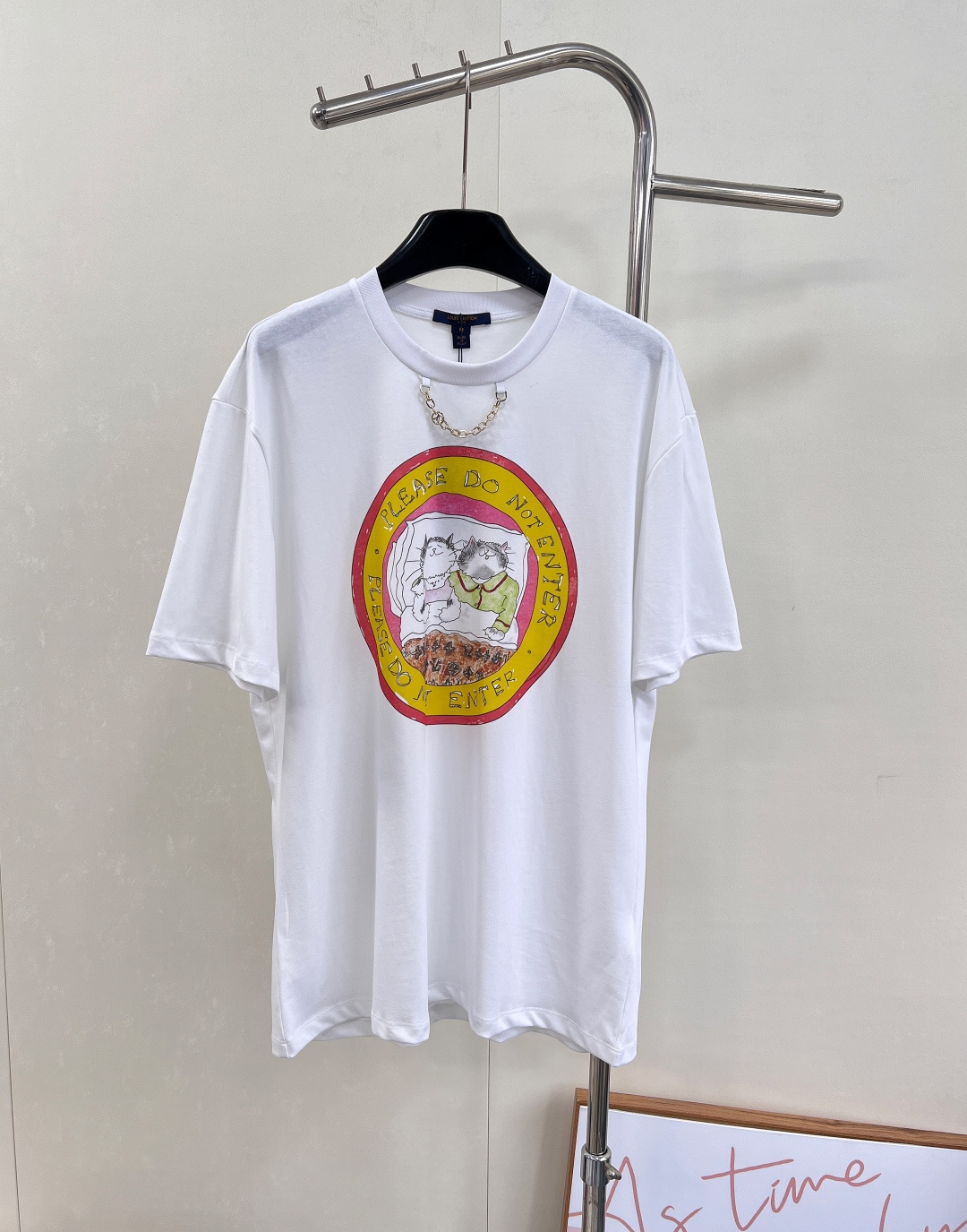 NO:495468,Louis Vuitton 2025 new chain round neck children's fun printed T-shirt, customized YB twill cotton material, breathable and comfortable, full texture, loose short-sleeved T-shirt cut, highlighting the brand style, made of gram-weight pure cotton, full of drape, presenting a slim visual effect, using printing technology to restore the color on the chest, key colors create a round outer contour three-dimensional sense, inner illustration style kitten sleeping hand-painted floral brand logo pattern echoes the neckline printed letter chain, making the fashion sense of high-end immediately create a personal style, fashionable and relaxed, single wear inner wear is brilliant and fashionable, three complete, two colors are excellent SML sml, edited,,louis vuitton, T-shirt,tees, t-shirt,alexander wang19860909Louis Vuitton2025新款链条圆领童趣印花T恤,定制YB斜纹全棉材质 透气舒适 质感十足 宽松短袖T恤裁剪 凸显品牌格调 采用克重纯棉制成 垂坠感十足 呈现显瘦视觉效果 胸前利用印花工艺还原色彩 重点色打造圆形外轮廓立体感 内里插画风格的小猫睡觉手绘花体品牌徽标图案 与领口印刻字母链条呼应 让时尚高级感立刻显现 打造个性风格 时髦松弛 单穿内搭都出彩时髦 ,三标齐全,两色出 尺码sml 编,,louis vuitton,T-shirt,tees，t-shirt,alexander wang,Women's clothing