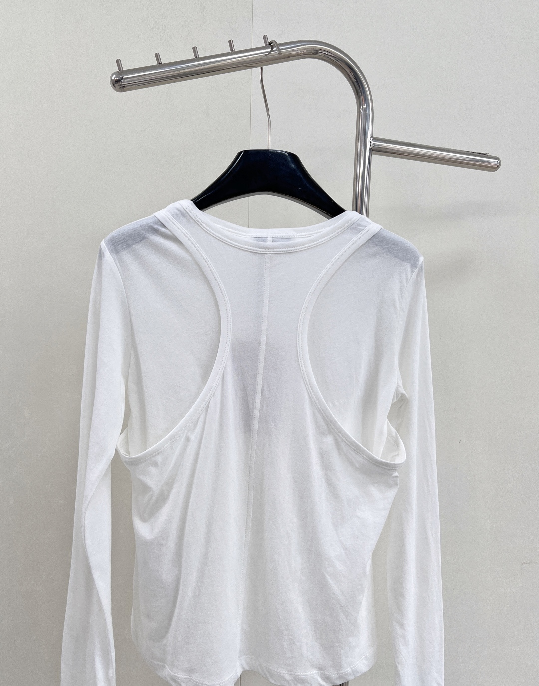 🆕 MIUMIU 字母徽标拼色假两件上衣，领口双层大U领设计，显脸小的效果很棒，拉长颈部线条更显瘦！肩袖