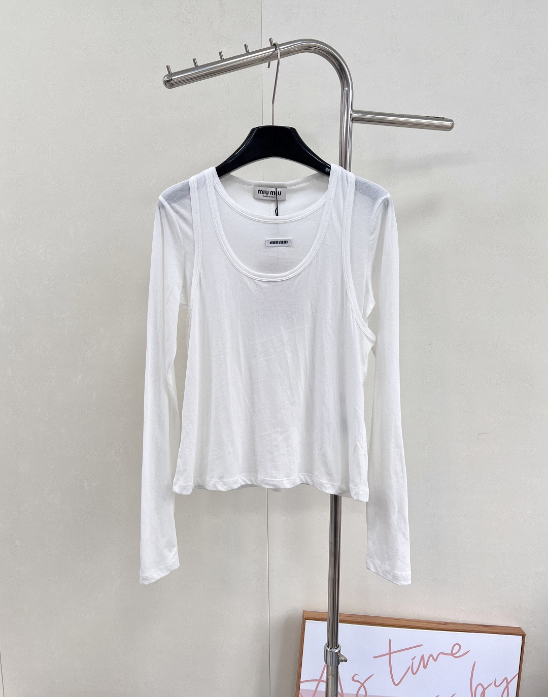 NO:495435,MIUMIU letter logo color-blocking fake two-piece top, double-layer large U-neck design on the neck, which makes the face look small and the effect is great, and the lengthening of the neck lines make you look slimmer!  The rotator cuff part is 3D three-dimensional cut, which is different from the two pieces. It is visually the two pieces. In fact, there is no unnecessary overlapping fabric and no burden in high temperature weather. The splicing area behind the collar has a cloth wrapped and solid shape, and the hem is also double-layered, with a sense of layering. The chest is a MIUMIU logo supplied by the customer, which is extremely simple and exquisite, and vaguely interprets fashion sovereignty!  Excellent style, not picky, no matter how tall, fat and thin, you can easily control it, instantly improving your temperament. The girlish style is full of age, very high-end, and full of fashion sense. The breathable and fashionable two-piece design has a sense of layering and coordination. The sweet retro atmosphere is coming to the face, the three standards are complete, and the large-scale products are size sml coded, miumiu, alexander wang19860909MIUMIU 字母徽标拼色假两件上衣, 领口双层大U领设计,显脸小的效果很棒,拉长颈部线条更显瘦！ 肩袖部分做了3D立体剪裁,区别普通假两件,视觉上是两件的效果,实际上没有多余重合的面料,高温天气也没有负担,领后拼接处都有本布包边固型,下摆也是双层,层次感拉满 胸前是客供的MIUMIU 织标,极简精致、隐隐的诠释时尚主权！ 版型超赞,不挑人,无论是高矮胖瘦都能轻松驾驭,瞬间提升气质 少女风满满,非常减龄高级,时尚感爆棚 透气又时尚假两件的设计既有层次感又不失协调,甜美的复古气息扑面而来,三标齐全,大货出 尺码sml 编码,,miumiu,alexander wang,Women's clothing