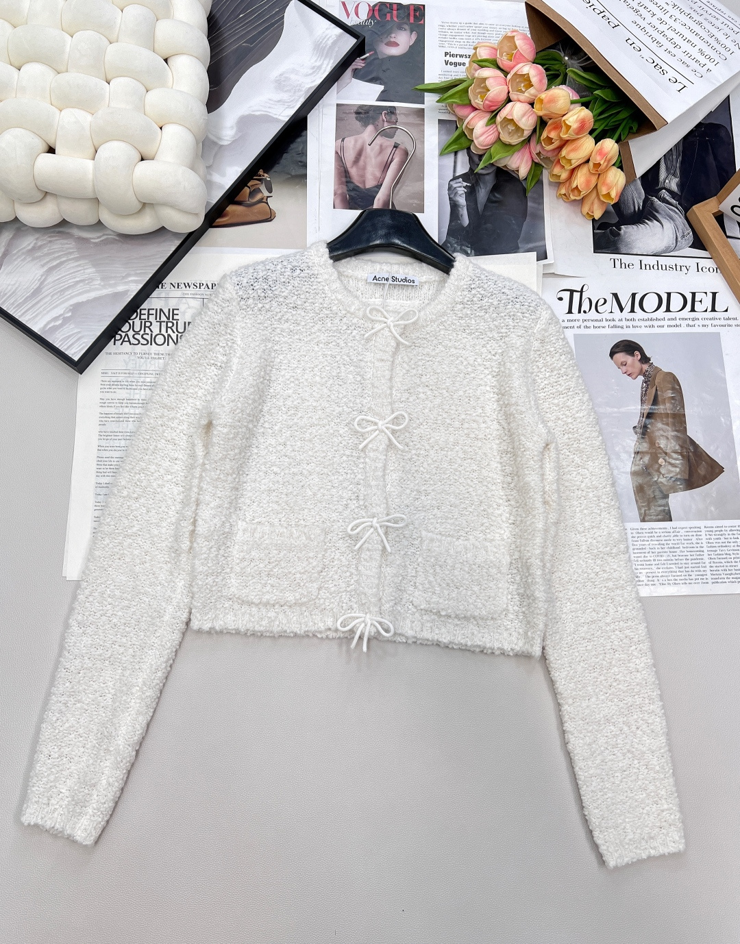 NO:495458,Acne's new bow cardigan, special wool yarn, cotton-like feeling~ Needle type: 3 needles, 3 knitting machines are more expensive, and there are fewer machines. There are many thick needles in Shantou, hollow tissue, and the loss is 25%. Once the piece is rotten, it can't be repaired, so you can only throw it away. The next chapter: It seems simple, there are sewing plates, flat carts, upper and lower are sewing plates, left and right are flat carts, middle is weaving, and then embroidered, one chapter four processes, butterfly on the chest: pure finishing cuts, webbing belts inside the rope, which are also worn after work, hand-picked. Butterfly acn. So cute! So cute! So cute this piece is so white moonlight, three standards are complete, large goods are size sml code, acne studios, alexander wang19860909Acne早秋新款蝴蝶结开衫,特种羊毛纱,棉花般感觉～ 针种:3针,3针织机比较贵,然后机器少,粗针的汕头多,镂空组织,损耗达百分之25,一旦烂片就是补不了,只能扔掉 后面的章仔:看似简单,有缝盘,有平车,上下是缝盘,左右是平车,中间是织好,再刺绣,一个章仔四个工序, 胸前蝴蝶:纯收工剪,绳子里面还穿了织带,也是收工穿,手工挑口.蝴蝶结 acn.好嗲!好嗲呀这件好白月光,三标齐全,大货出 尺码sml 编码,,acne studios,alexander wang,Women's clothing