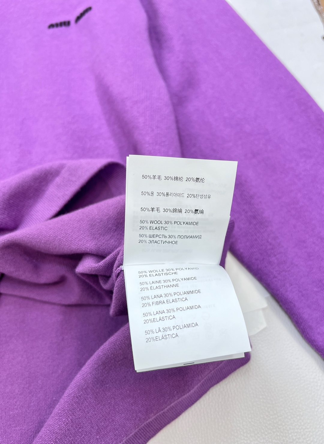🆕 MIUMIU 提花字母logo紫色针织衫 | 浪漫慵懒，邂逅优雅 💜高级的紫罗兰色✨软糯针织包裹肌肤