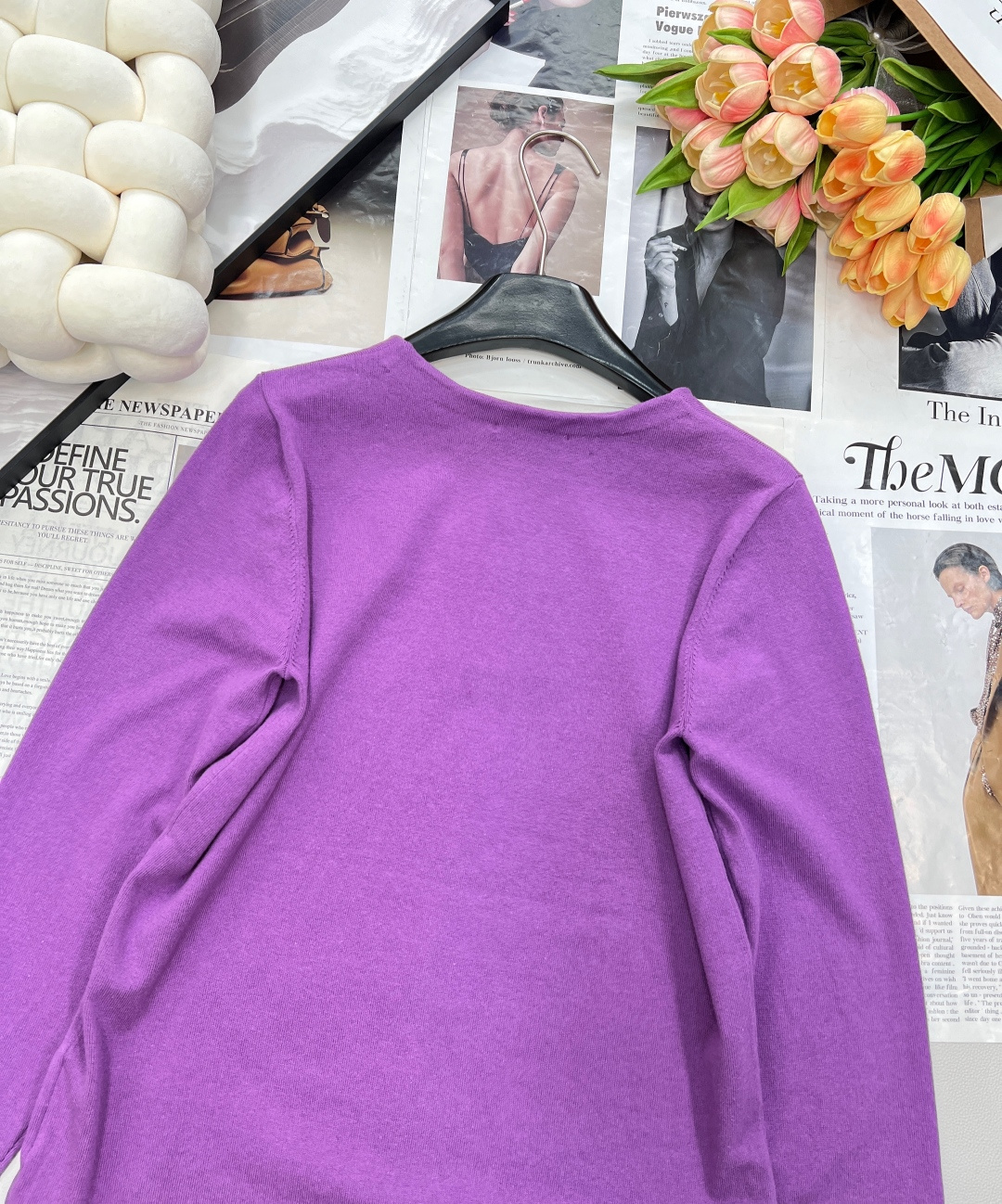 🆕 MIUMIU 提花字母logo紫色针织衫 | 浪漫慵懒，邂逅优雅 💜高级的紫罗兰色✨软糯针织包裹肌肤