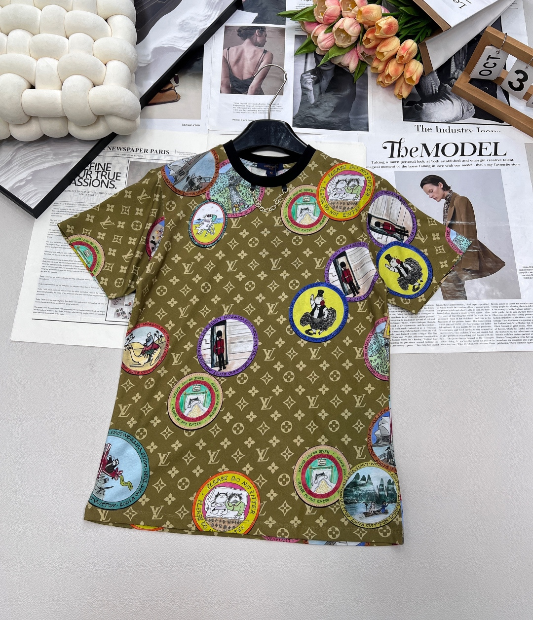 NO:495443,Louis Vuitton 2025SS new 3D badge printed T-shirt, customized YB cotton material, textured gloss, breathable and comfortable, regular T-shirt cut, highlights the brand style, made of gram-weight pure cotton, slightly elastic, presents a slim visual effect, black neckline edging is made of metal letter chains as design highlights, four-leaf clover letter printed pattern base logo badge elements, relaxed and fashionable, showing high-end style, complete three standards, large-scale products Size sml code,,louis vuitton,tees, t-shirt,alexander wang19860909Louis Vuitton2025SS新款3D徽章印花T恤,定制YB全棉材质 质感光泽 透气舒适 常规T恤裁剪 凸显品牌格调 采用克重纯棉制成 略带有弹力 呈现显瘦视觉效果 领口黑色包边以金属字母链条作设计亮点 四叶草字母印花图案打底徽标徽章元素 松弛而时髦 彰显高级格调 ,三标齐全,大货出 尺码sml 编码,,louis vuitton,tees，t-shirt,alexander wang,Women's clothing