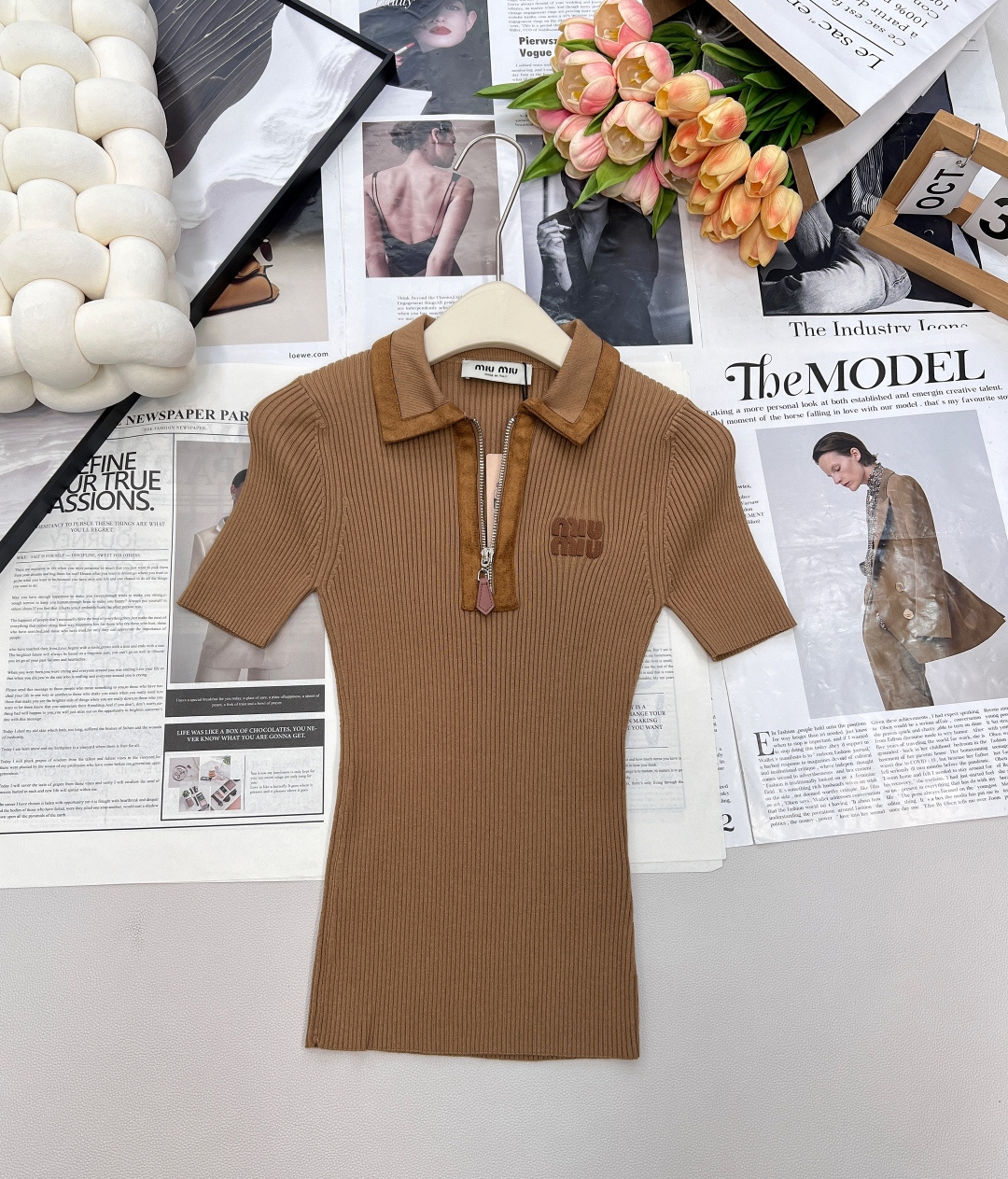 NO:495459,Miumiu2025 new leather lapel knitted short sleeves, customized YB cashmere yarn woven, high-quality texture, comfortable and soft, lapel front shoulder short-sleeved sweater style, half-pallet suede contoured zipper design, matched with vertical pit strip texture, highlighting gentle temperament, all edges are tightened with thread strips, full of elasticity, chest letter logo decoration, showing high-end tone, regular style does not pick on body age, simple and versatile styles in all seasons, complete three standards, large-scale products Size sml code,,miumiu,sweaters,T-shirt,chamois leather,alexander wang19860909Miumiu2025新款拼皮翻领针织短袖,定制YB羊绒纱线织造 质感高级 舒适柔软 翻领正肩短袖毛衣版型 半开襟麂皮轮廓包边拉链设计 搭配竖坑条肌理 突出温柔气质 包边均以螺纹条收紧 弹力十足 胸口字母徽标装饰 彰显高级调性 常规版型不挑身材年龄 四季日常简约百搭款 ,三标齐全,大货出 尺码sml 编码,,miumiu,sweaters,T-shirt,chamois leather,alexander wang,Women's clothing