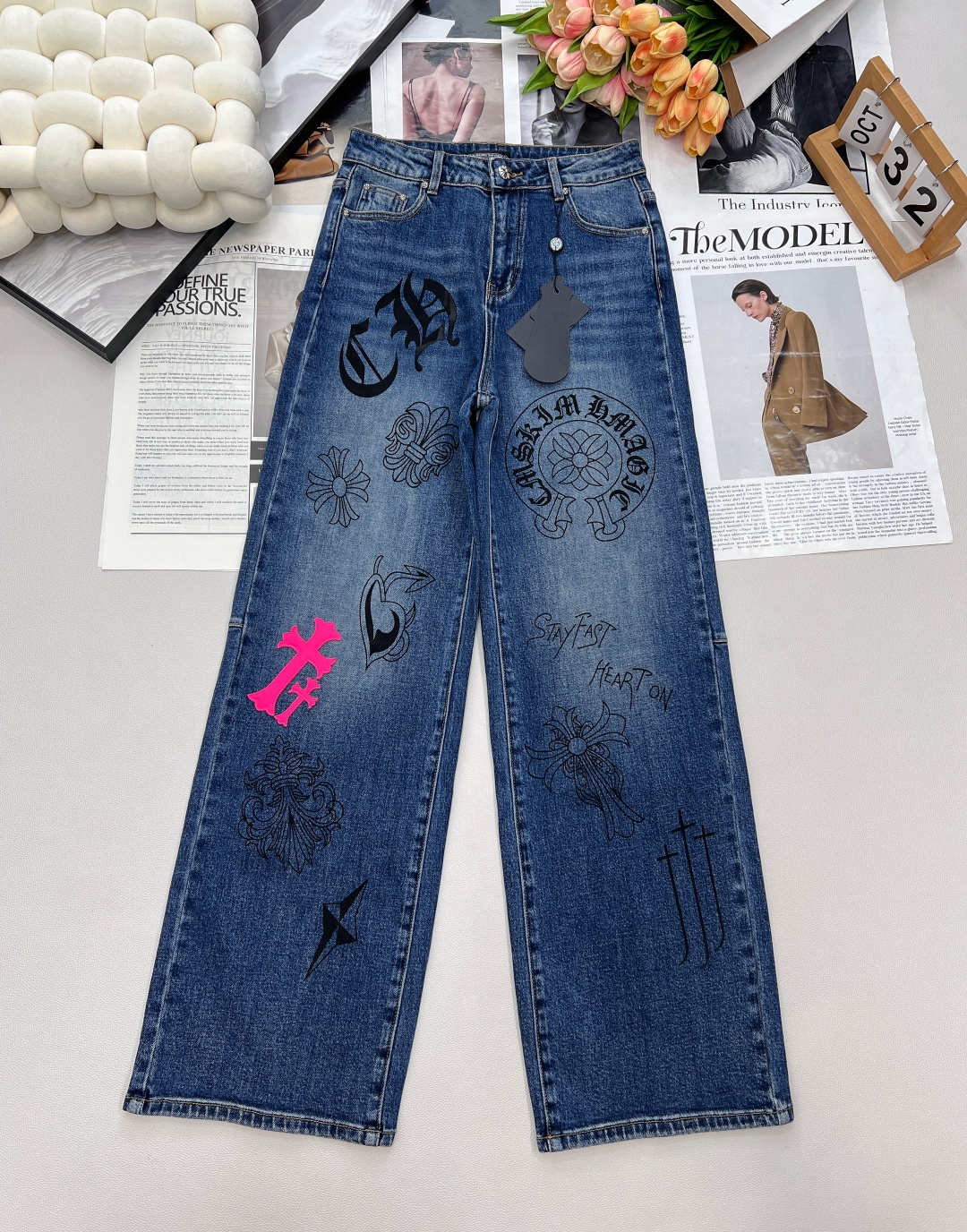 NO:495471,Chrome hearts new style Croxin cross leather label graffiti straight jeans, using pure cotton jacquard fabric, soft upper body, very comfortable to wear, front and rear cross logo graffiti design, highlighting the brand tone, high waist straight-fitting style is super good, slimming and covering flesh and long legs, versatile and classic style, customized hardware accessories, three-standard marks for workmanship quality, full of details, large-scale products Size sml, chrome hearts, chrome hearts, jeans, alexander wang19860909Chrome hearts新款克罗心十字架皮标涂鸦直筒牛仔裤,采用纯棉的提花面料,上身柔软,面料穿起来非常舒适,前后十字架logo涂鸦设计,彰显品牌调性,高腰直筒版型超好看,显瘦遮肉显腿长,百搭经典款,定制五金配件,做工品质看细节三标齐全,大货出 尺码sml 编,,chrome hearts,chrome hearts,jeans,alexander wang,Women's clothing