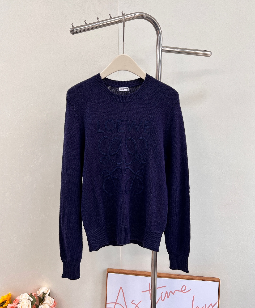 NO:496950,LOEWE big logo letter embroidered sweater top on the chest is age-reducing, fashionable, high-end and versatile, and not picky about people. It looks so good when you go out. It is casual and fashionable. All kinds of body shapes can be easily controlled. Customized fabrics are comfortable to touch and wearable, and the texture is very good~ Daily commuting outfits are sweet and age-reducing, and the upper body looks slimming!  Complete three standards, three colors, size sml code L, loewe, alexander wang19860909LOEWE 胸前大logo字母刺绣针织衫上衣 减龄又时尚高级百搭不挑人,穿出街简直太好看了 随意又不失时髦度各种体型都可以轻松驾驭,定制面料敲舒服实穿率超高 质感好到爆~ 日常通勤穿搭 甜美减龄 上身显瘦气质！三标齐全,三色出 尺码sml 编码L,,loewe,alexander wang,Women's clothing