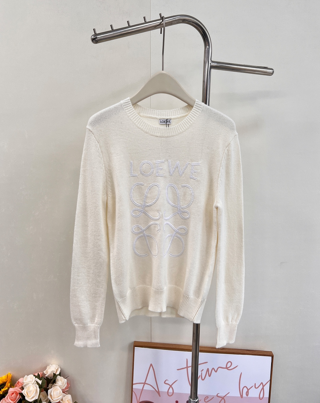 NO:496961,LOEWE big logo letter embroidered sweater top on the chest is age-reducing, fashionable, high-end and versatile, and not picky about people. It looks so good when you go out. It is casual and fashionable. All kinds of body shapes can be easily controlled. Customized fabrics are comfortable to touch and wearable, and the texture is very good~ Daily commuting outfits are sweet and age-reducing, and the upper body looks slimming!  Complete three standards, three colors, size sml code L, loewe, alexander wang19860909LOEWE 胸前大logo字母刺绣针织衫上衣 减龄又时尚高级百搭不挑人,穿出街简直太好看了 随意又不失时髦度各种体型都可以轻松驾驭,定制面料敲舒服实穿率超高 质感好到爆~ 日常通勤穿搭 甜美减龄 上身显瘦气质！三标齐全,三色出 尺码sml 编码L,,loewe,alexander wang,Women's clothing