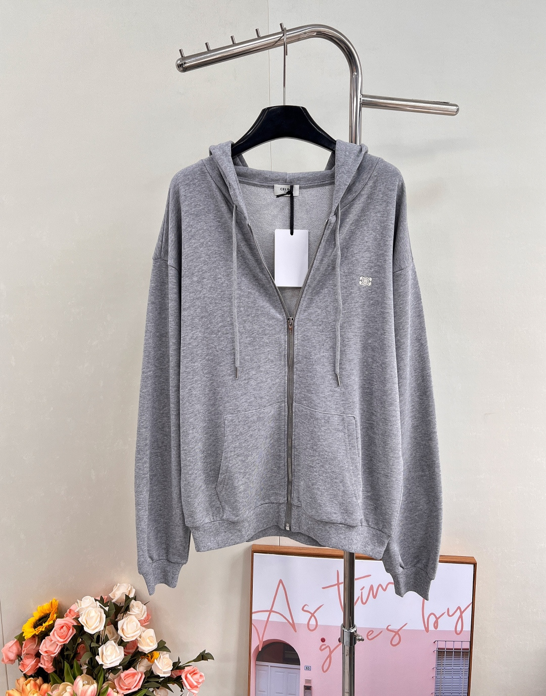 NO:496977,Celine2025 new embroidered logo silhouette loose hooded jacket, customized YB twill cotton material, comfortable and breathable, crisp and stylish Hooded zipper jacket cut loose Oversized silhouette, fashionable and casual The chest is decorated with the iconic Arc de Triomphe logo, the brand style is instantly improved, the rich visual effect is more fashionable, the style is slimming and add vitality, daily casual outfit guide, relaxed and fashionable Customized surface accessories, three standards are complete, large-scale products are shipped Size sml code E,,celine,versace, jackets & coats,hats,alexander wang19860909Celine2025新款刺绣logo廓形宽松连帽外套,定制YB斜纹全棉材质 舒适透气 挺括有型 连帽拉链外套裁剪 宽松Oversized廓形 时髦休闲 胸前饰以标志性凯旋门徽标 品牌格调瞬间提升 丰富视觉效果更显时髦 版型显瘦增添活力 日常休闲穿搭指南 松弛时髦 定制面辅料 ,三标齐全,大货出 尺码sml 编码E,,celine,versace,jackets & coats,hats,alexander wang,Women's clothing