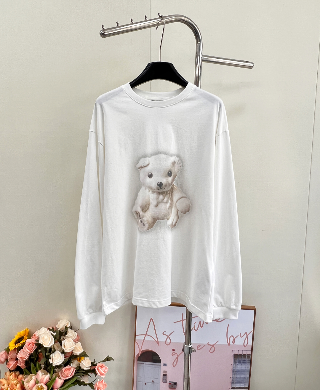 NO:496991,We11 white teddy bear long sleeves, super cute white teddy bear print has an old smudge effect, loose style, slightly oversize feeling, the sleeves have a small lantern sleeve, the upper body effect is more three-dimensional and slimming~ The neckline thread fits the neck line, highlights the slender neck, and the bear element with its own fashion sense, the white teddy is really cute, and it also has a smudge technology, it is completely fashionable and cute. The big style is directly worn by the bottom. The favorite power outfit in spring and summer gets the same style for men and women, with a complete three-standard size sml code, versace, alexander wang19860909We11白色泰迪熊长袖,超可爱的白色泰迪熊印花有做旧晕染效果,宽松版型 略微oversize感觉,袖子有点小小灯笼袖的感觉,上身效果更立体显瘦～ 领口螺纹贴合脖颈线 凸显脖子修长,自带时尚度的小熊元素,白色泰迪真的好萌,还有晕染工艺,完完全全就是时髦又可爱 大大的版型直接下衣失踪穿 春夏最爱的幂式穿搭get男女同款,三标齐全 尺码sml 编码,,versace,alexander wang,Women's clothing