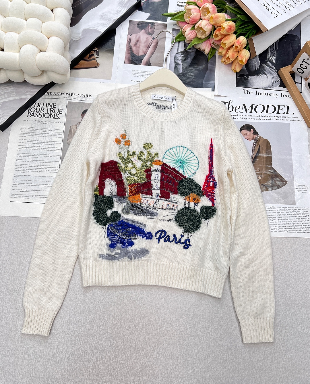 NO:496951,Dior2025 new city view embroidered pullover sweater, custom YB cashmere wool yarn weaving, high-quality texture, comfortable and soft, round neck long-sleeved sweater cut, regular elastic style, dense knitted and windproof, wide threaded edges on the neckline cuffs echo the hem of the clothes, chest embroidery craftsmanship outlines the Paris city street pattern including the Paris Tower, decorated with letters, highlights the high-end positioning and fashionable tone, creates a fashionable atmosphere, makes the style more durable and versatile, customized surface accessories, accurate version, complete three standards, large-scale products, size sml code D,,dior, sweaters, alexander wang19860909Dior2025新款城景刺绣套头毛衣,定制YB羊绒羊毛纱线织造 质感高级 舒适柔软 圆领长袖毛衣剪裁 常规弹力版型 密实针织时尚又防风 领口袖口宽螺纹包边与衣摆相呼应 胸前刺绣工艺 勾勒出巴黎铁塔在内的巴黎城市街景图案 配合字母装点 彰显高级定位和时尚调性 打造时髦氛围感 让风格更耐看百搭 定制面辅料 认准版本,三标齐全,大货出 尺码sml 编码D,,dior,sweaters,alexander wang,Women's clothing