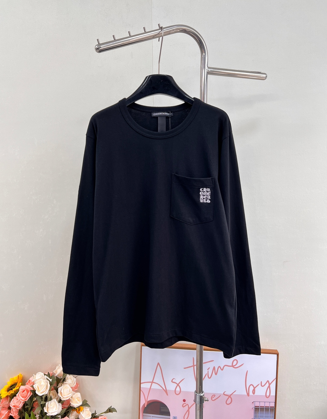 NO:498738,CHROME HEARTS CHROME HEARTS CHROME SANTA NEW SLEEFFECT TEAM CLASSIC CHROME is so cool. It perfectly combines classic Sanskrit elements with trendy designs to show a unique personality and fashion attitude. Whether it is daily outfits or street style, you can stand out. The exquisite cross embroidery design, paired with CROXIN's iconic pockets, is simple but not simple. Every detail shows your unique taste and easily controls various occasions. It uses high-quality pure cotton fabric, soft and skin-friendly, breathable and comfortable. The long-sleeved design is suitable for spring and autumn. The whole style is full of style. The loose style is really amazing. The photo-taking shape is really amazing. The rate of return when going out to the street is detonated, and the sense of fashion is well grasped!  !  Same style for men and women, large-scale size sml code K, chrome hearts, chrome hearts, tees, t-shirt, alexander wang19860909CHROME HEARTS 克罗心口袋梵文刺绣长袖T恤 经典梵文刺绣太酷了 将经典梵文元素与潮流设计完美融合,展现独特个性与时尚态度.无论是日常穿搭还是街头风,都能让你脱颖而出. 精致的十字刺绣设计,搭配克罗心标志性口袋,简约而不简单.每一处细节都彰显你的独特品味,轻松驾驭各种场合. 采用高品质纯棉面料,柔软亲肤,透气舒适.长袖设计适合春秋季节 一整个洋气住了 宽松版型 拍照凹造型真绝了 出街引爆回头率 时髦感拿捏到位！！男女同款,大货出 尺码sml 编码K,,chrome hearts,chrome hearts,tees，t-shirt,alexander wang,Women's clothing