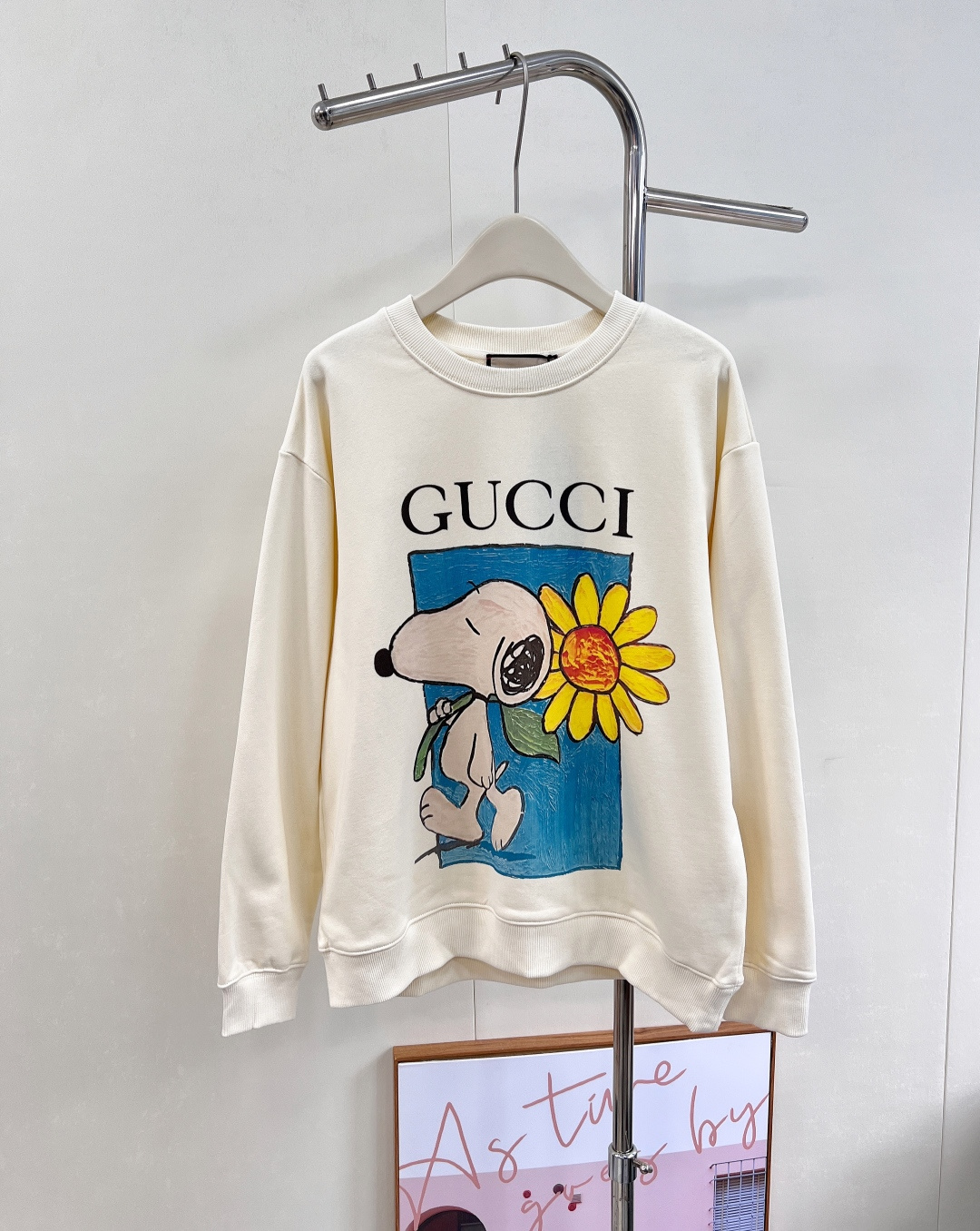 NO:498750,Gucci 2025FW cartoon dog printed round neck sweatshirt, which makes it look tender and has a wide and patient cartoon dog pattern, which really makes you look younger!  !  The fabric has been ordered and dyed for more than ten days and is not ready-made on the market!  Super super positive color, the real thing looks better, girls wear a large size and pair it with shorts and the missing effect will never be outdated. The thief is the fashionable out-of-stock king. The trendy raglan sleeve design is lazy and casual. It is simply too fashionable. It uses fixed-woven and dyed 340g double yarn pure cotton terry cotton material. It is soft and breathable. It is really friendly to slightly fat people. The meat covers you tightly. This big hit version must not be missed in this autumn. Size smlXl code G, gucci, hoodie, sweatshirts, shorts, alexander wang19860909Gucci 2025FW卡通狗狗印花圆领卫衣 敲击显嫩的搭配阔阔耐耐的卡通狗狗图案 真的是十分减龄哦！！面料订染了十多天 并非市面现成的！超级超级正的颜色 实物更好看、女生穿大一码搭配短裤下半身失踪效果永远不会过时哦 贼啦洋气的断货王来啦潮流的插肩袖设计 慵懒随意 简直太有时尚感啦 采用定织定染340克重双纱纯棉毛圈棉料 柔软又透气 宽宽松松的版型 对微胖的人真的是太友好啦 肉肉给你遮的死死的这个秋季绝对不能错过的大爆款 尺码smlXl 编码G,,gucci,hoodie,sweatshirts,shorts,alexander wang,Women's clothing