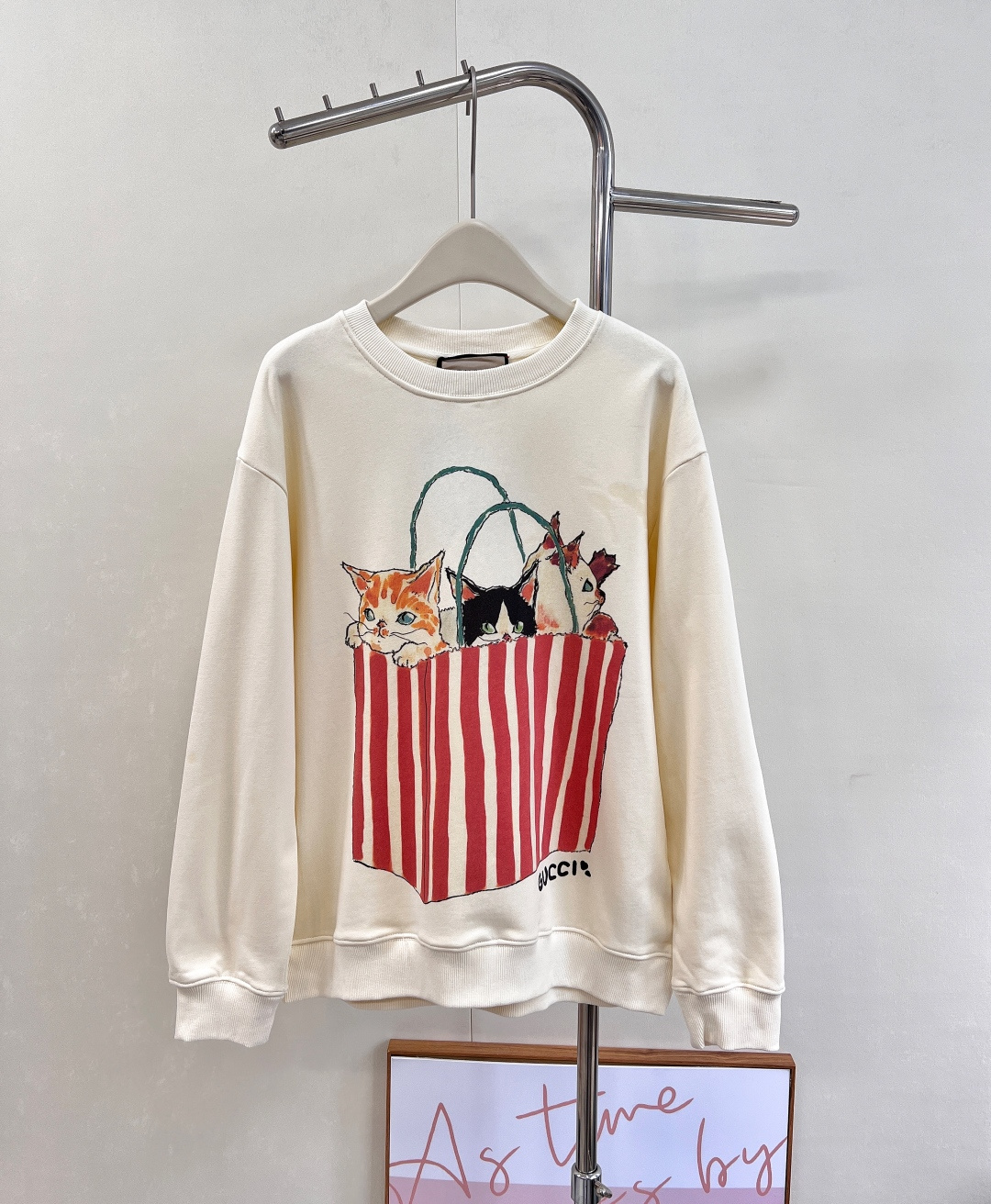 NO:498794,Gucci's new pocket cat printed sweatshirt Pocket cat print is so cute!  The fabric is high-weight pure cotton terry, comfortable experience. This year's cat sweatshirt is really popular. The slightly slim round neck design looks very slim, classic and versatile, not picky at all. The lower body is casually matched. It is simple and not single-handed, but also full of fun and childishness and will not look naive!  The same style as men and women, complete with three standards!  Size smlXL, gucci, hoodie, sweatshirts, alexander wang19860909Gucci新款口袋猫咪印花卫衣 口袋猫咪 印花太可爱啦！ 面料是高克重纯棉毛圈,舒适体验 今年的猫咪卫衣真的炒鸡火爆,微廓形的圆领设计超显瘦,经典又百搭一点都不挑人 下半身随意搭配行就,简简单不单挑人,充满趣童又不会显得稚幼的一款 ！男女同款,三标齐全！ 尺码smlXL 编,,gucci,hoodie,sweatshirts,alexander wang,Women's clothing