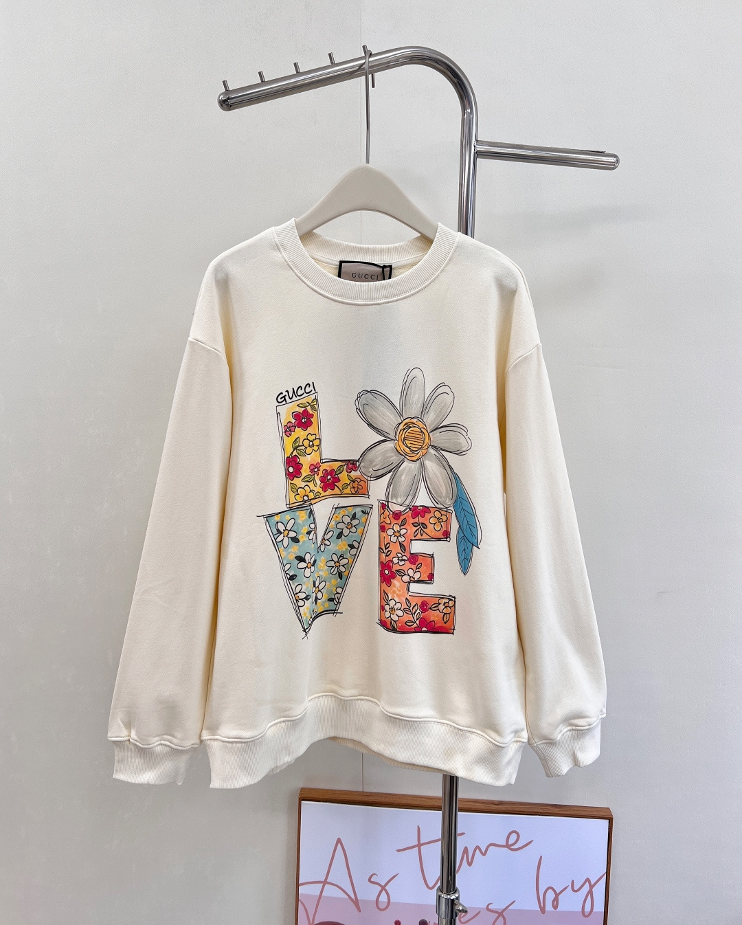 NO:498739,Gucci's new high-end cream white-flour letter printed pullover sweatshirt. It's so good with the lower body disappearing in early autumn. This gentle romantic pink is really the color attraction that many girls cannot resist. It's full of details. Just looking at the finished picture, you can feel the breath of youth. Autumn really needs such a high-end sweatshirt. The key is that it's easy to match no matter the inside and outside. Woooo~ It's really sweet and gentle... This is the password lock for love in autumn. The big product has been released in stock~ Size smlXL Code G,,gucci,hoodie,sweatshirts,alexander wang19860909Gucci 新款高级奶油白撞花朵字母印花套头卫衣.简直太配了初秋的下半身消失穿搭法太给力了 这个温柔的浪漫粉真的是很多女孩子无法抗拒的颜色吸引力吧细节感满满 光看成品图就能感受到青春洋溢的气息 秋季真的需要这样一件高级的卫衣 关键是不管内搭外穿都好搭配啊呜呜～真的好甜好温柔..这就是秋天恋爱心动的密码锁吧大货已出 现货发售 ～ 尺码smlXL 编码G,,gucci,hoodie,sweatshirts,alexander wang,Women's clothing