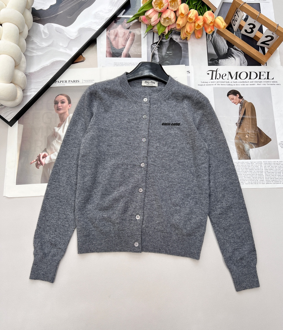 NO:498771,Miumiu original single burgundy knitted sweater jacket with a Christmas and New Year atmosphere!  The blend of wool yarn is thick and comfortable, and the letter label design is girlish and elegant without losing its age!  The original customized classic style is versatile and not picky about the beauty of others!  The quality of workmanship depends on the details!  The blend of wool yarn is thick and comfortable, and the girlish temperament is age-reducing elegance and sweetness!  Super texture, loose and versatile, cute, beautiful college style casual and versatile items, red New Year's joy, whitening and skin tone, rich retro flavor, loose and casual, easy to wear, simple and comfortable, highlight the complexion, the style is not picky, it looks good no matter how you match, size sml code,,miumiu, jackets & coats,alexander wang19860909Miumiu原单品质超有圣诞新年氛围感的酒红色针织衫外套！绵羊毛纱线混纺质感厚实舒适,字母标签设计少女风气质减龄优雅不失甜美！原版定制经典版型百搭不挑人上身美的不要不要的！做工品质看细节！绵羊毛纱线混纺质感厚实舒适,少女风气质减龄优雅不失甜美！ 超有质感 宽松百搭 可爱十足 美美的学院风休闲百搭单品 红色新年喜气洋洋 显白显肤色 浓郁复古味 上身宽松遮臀效果 慵懒又松垮的随意感 轻松穿出造型感 简简单单就很自在 很凸显气色 版型也不挑人 怎么搭都好看 尺码sml 编码,,miumiu,jackets & coats,alexander wang,Women's clothing