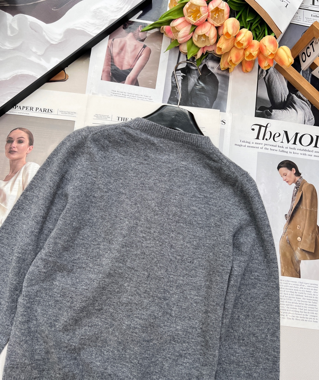 🆕Miumiu原单品质超有圣诞新年氛围感的酒红色针织衫外套！绵羊毛纱线混纺质感厚实舒适，字母标签🏷️设计