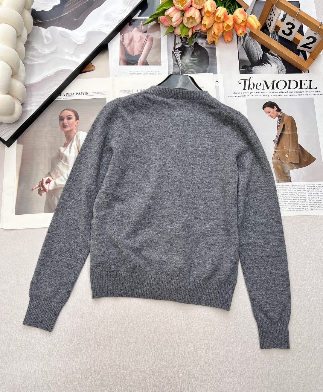 🆕Miumiu原单品质超有圣诞新年氛围感的酒红色针织衫外套！绵羊毛纱线混纺质感厚实舒适，字母标签🏷️设计