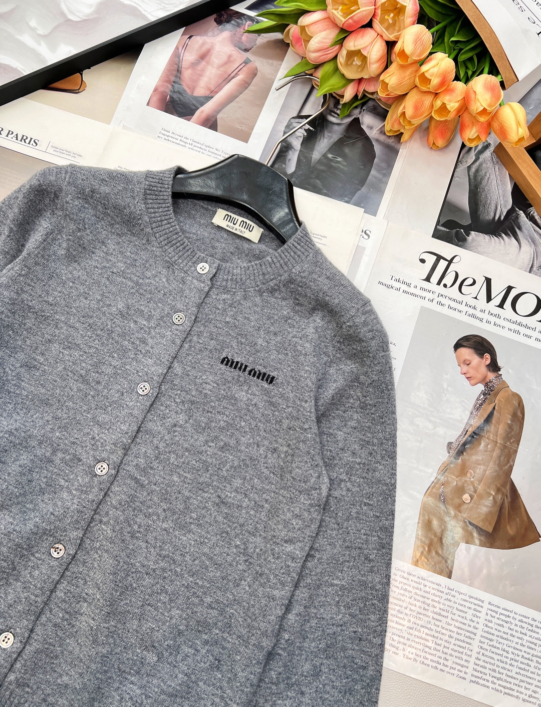 🆕Miumiu原单品质超有圣诞新年氛围感的酒红色针织衫外套！绵羊毛纱线混纺质感厚实舒适，字母标签🏷️设计