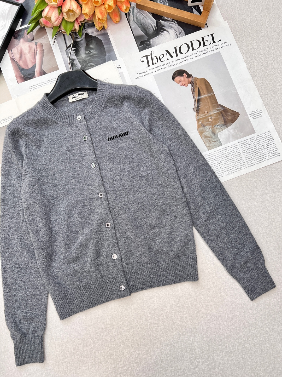 🆕Miumiu原单品质超有圣诞新年氛围感的酒红色针织衫外套！绵羊毛纱线混纺质感厚实舒适，字母标签🏷️设计