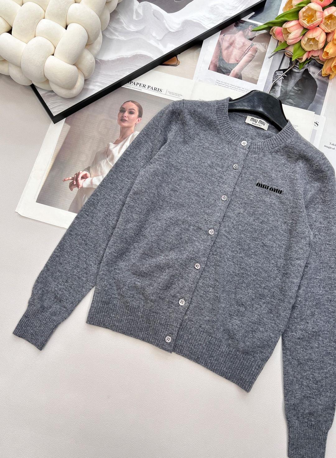 🆕Miumiu原单品质超有圣诞新年氛围感的酒红色针织衫外套！绵羊毛纱线混纺质感厚实舒适，字母标签🏷️设计