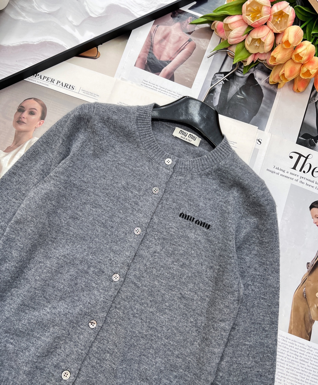 🆕Miumiu原单品质超有圣诞新年氛围感的酒红色针织衫外套！绵羊毛纱线混纺质感厚实舒适，字母标签🏷️设计