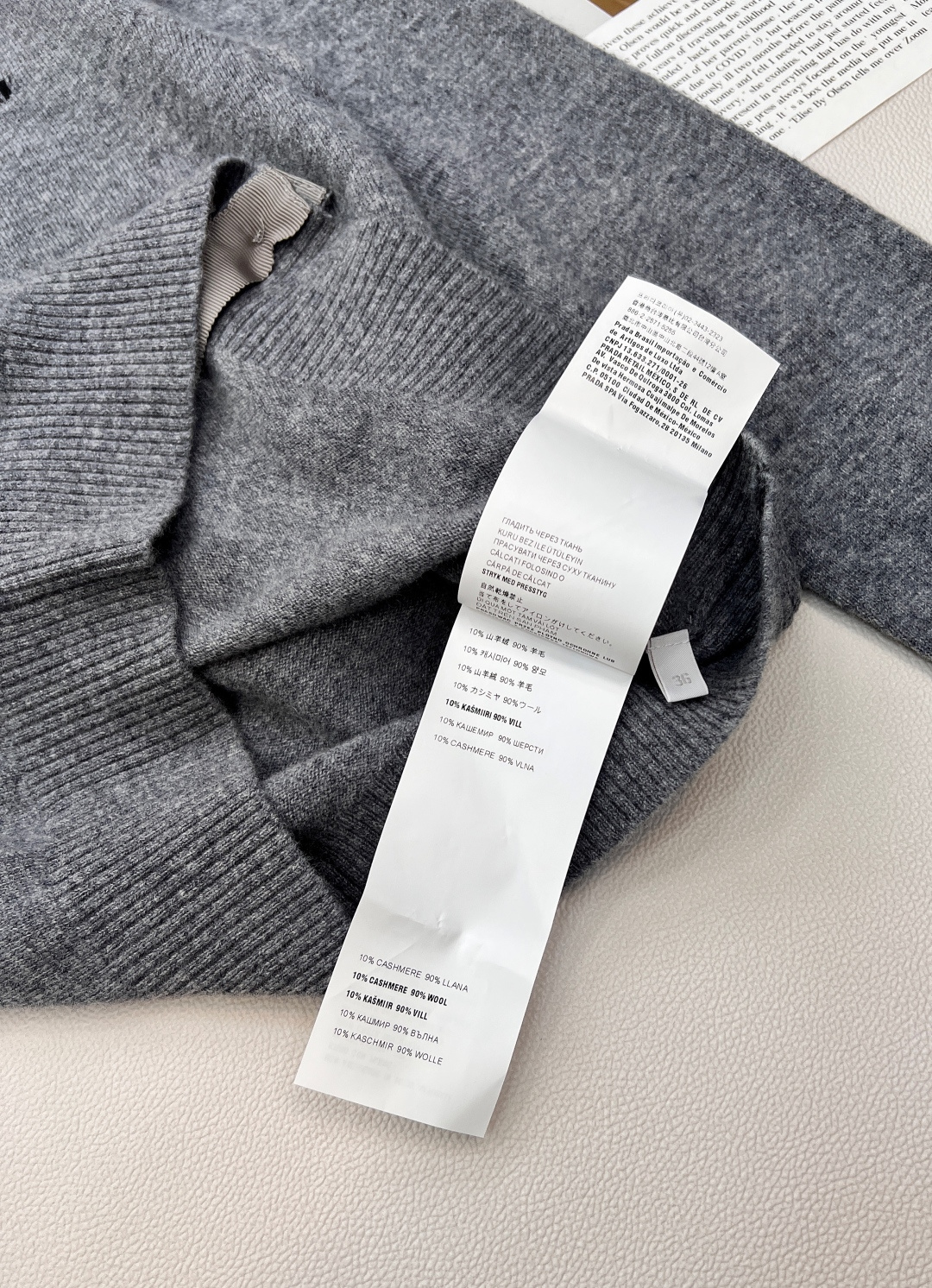 🆕Miumiu原单品质超有圣诞新年氛围感的酒红色针织衫外套！绵羊毛纱线混纺质感厚实舒适，字母标签🏷️设计