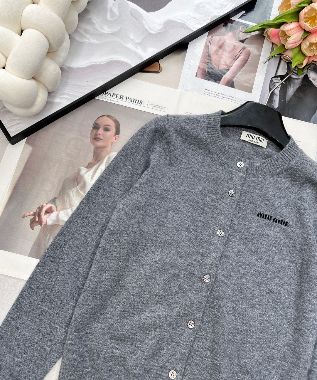 🆕Miumiu原单品质超有圣诞新年氛围感的酒红色针织衫外套！绵羊毛纱线混纺质感厚实舒适，字母标签🏷️设计