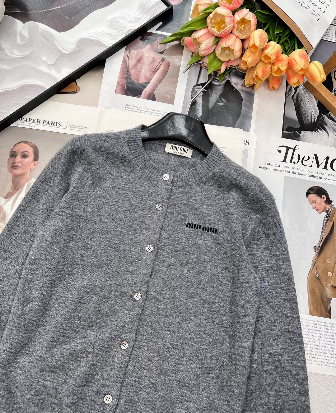 🆕Miumiu原单品质超有圣诞新年氛围感的酒红色针织衫外套！绵羊毛纱线混纺质感厚实舒适，字母标签🏷️设计