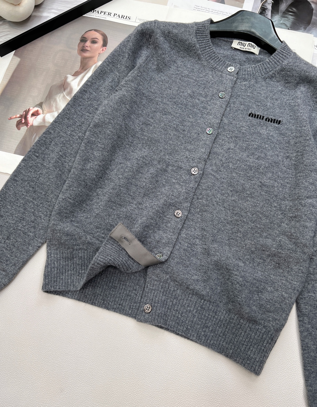 🆕Miumiu原单品质超有圣诞新年氛围感的酒红色针织衫外套！绵羊毛纱线混纺质感厚实舒适，字母标签🏷️设计