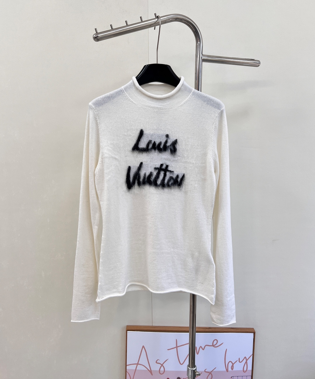 NO:498747,Louis Vuitton 2025 new letter crochet knitted long-sleeved top Customized YB cashmere wool yarn wool yarn wool texture high-quality comfortable and soft round neck shoulder long-sleeved sweater style centered body style light and shadow to create a three-dimensional effect more design sense The edges are decorated with natural curly edges to show high-end tone Regular style does not pick on body age, casual and fashionable outfit Customized surface accessories, complete three standards, large-scale products Size sml code L,,louis vuitton, sweaters, alexander wang19860909Louis Vuitton2025新款字母钩花针织长袖上衣 定制YB羊绒羊毛纱线织造 质感高级 舒适柔软 圆领正肩长袖毛衣版型 居中花体风格光影叠加打造立体效果 更具设计感 包边均以自然卷边修饰 彰显高级调性 常规版型不挑身材年龄 穿搭休闲时髦 定制面辅料 ,三标齐全,大货出 尺码sml 编码L,,louis vuitton,sweaters,alexander wang,Women's clothing