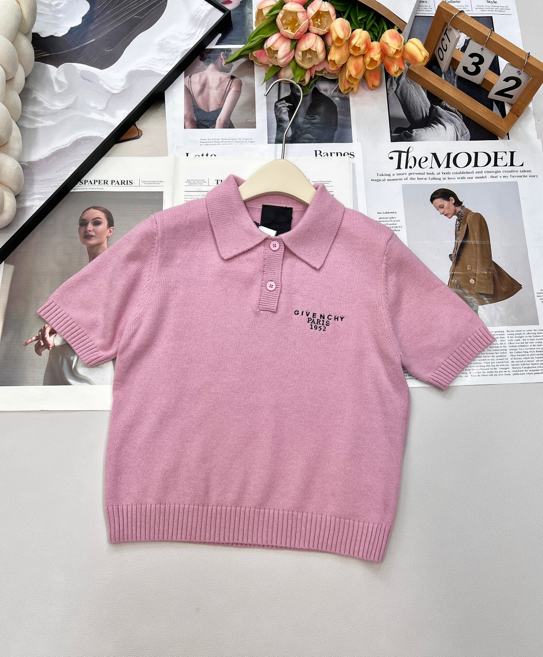 NO:498773,GivenchY2025 new chest letter embroidered half-pallet lapel knit top, customized YB cashmere yarn woven, high-quality texture, comfortable and soft, lapel front shoulder short-sleeved sweater style, half-pallet button design, delicate and dense texture, all edges are tightened with threaded strips, full of elasticity, chest letter logo decoration, showing high-end tone, regular style does not pick on body age, simple and versatile, custom face accessories, three standards, three colors, size sml code G, givennchy, sweaters, T-shirt, alexander wang19860909GivenchY2025新款胸前字母刺绣半开襟翻领针织上衣,定制YB羊绒纱线织造 质感高级 舒适柔软 翻领正肩短袖毛衣版型 半开襟纽扣设计 搭配细腻密实肌理 包边均以螺纹条收紧 弹力十足 胸口字母徽标装饰 彰显高级调性 常规版型不挑身材年龄 四季日常简约百搭款 定制面辅料 ,三标齐全,三色出 尺码sml 编码G,,givenchy,sweaters,T-shirt,alexander wang,Women's clothing